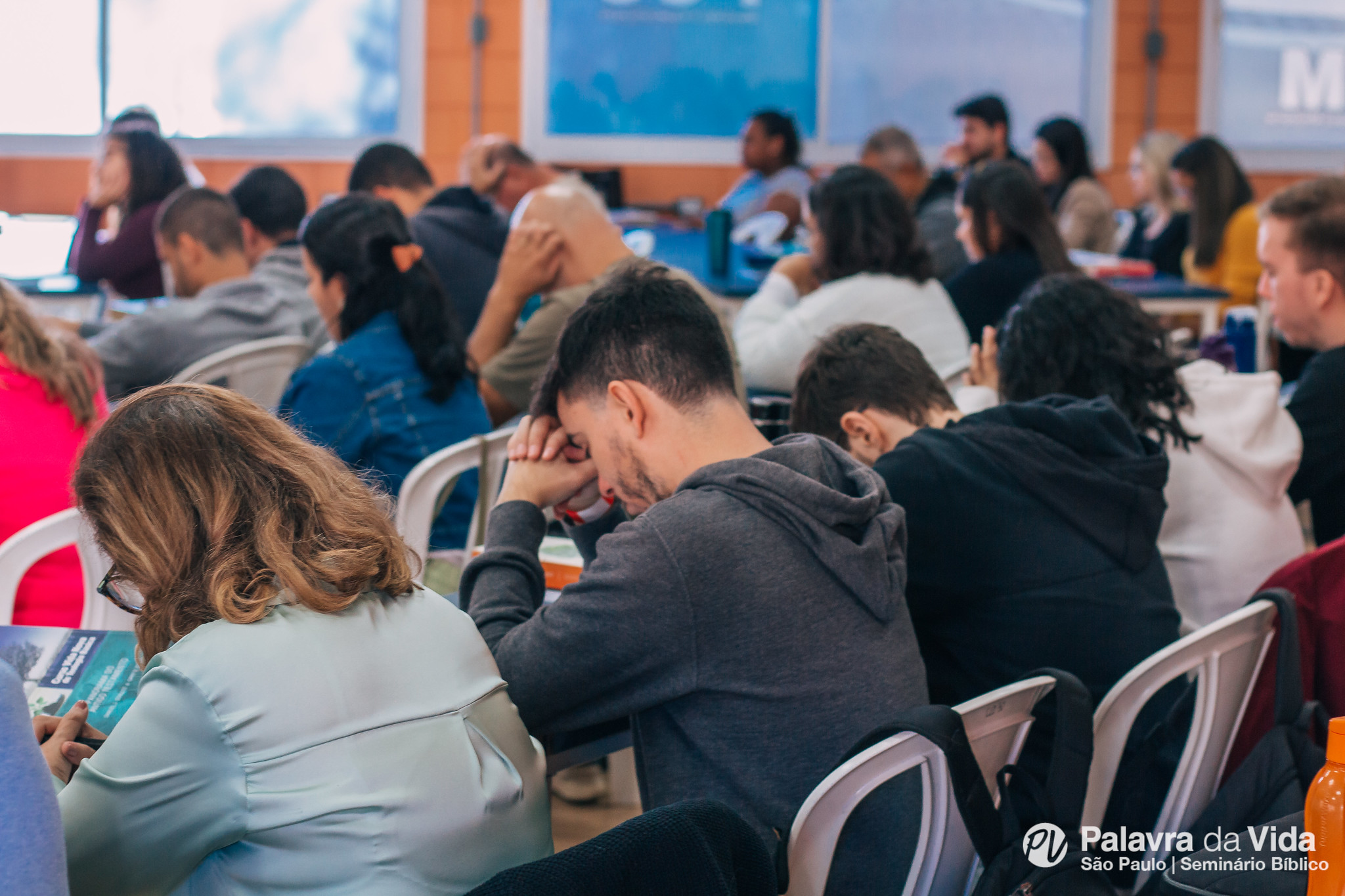 Momento de oração no Seminário Bíblico Palavra da Vida